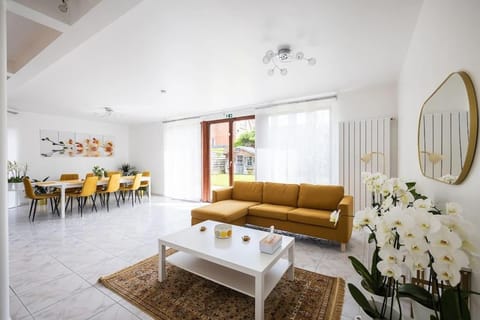 Living room, Seating area, Dining area