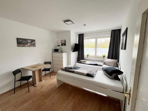 Bed, TV and multimedia, Photo of the whole room, Seating area, Bedroom