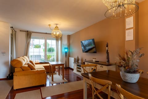 Communal lounge/ TV room, TV and multimedia, Dining area