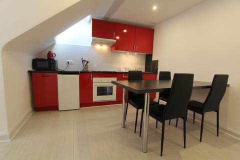 Kitchen or kitchenette, Dining area, oven, stove
