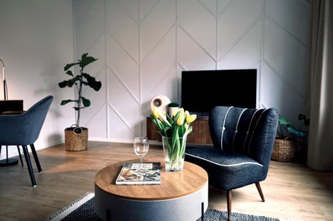 Communal lounge/ TV room, TV and multimedia, Living room, Seating area, Evening entertainment
