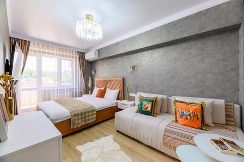 Bed, TV and multimedia, Living room, Photo of the whole room, Seating area, Bedroom, air conditioner