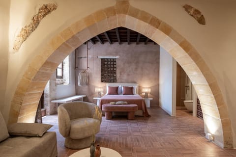 Bed, Living room, Photo of the whole room, Seating area, Bedroom