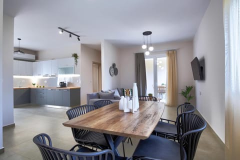 Kitchen or kitchenette, Seating area, Dining area