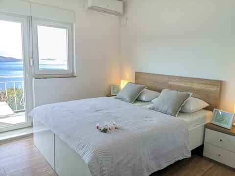 Bed, Photo of the whole room, Bedroom, air conditioner
