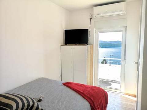 Bed, TV and multimedia, Photo of the whole room, Bedroom