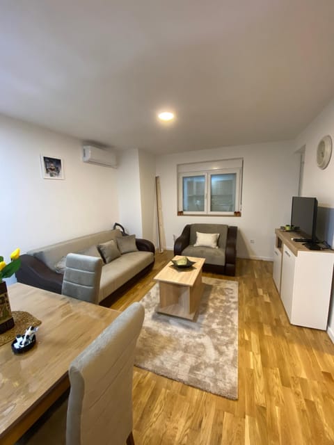 Living room, Seating area, Evening entertainment, air conditioner