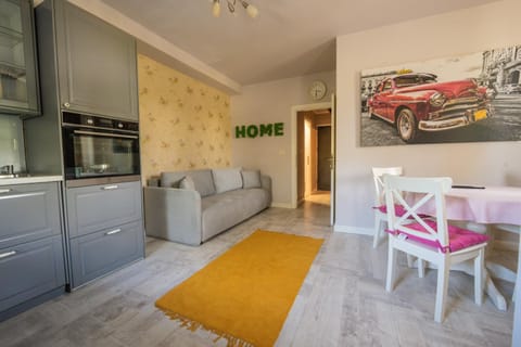 Kitchen or kitchenette, Living room, Seating area, Dining area