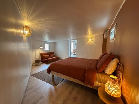 Photo of the whole room, Bedroom