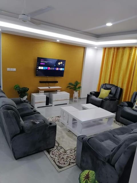 TV and multimedia, Living room, Seating area, Evening entertainment