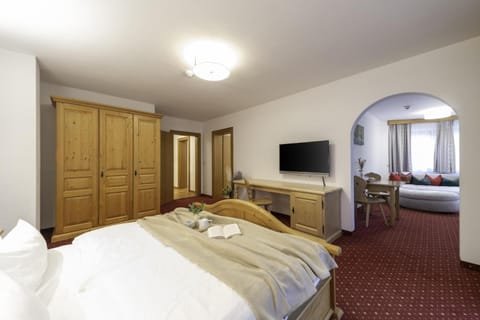 Communal lounge/ TV room, Bed, TV and multimedia, Photo of the whole room, Bedroom, wardrobe