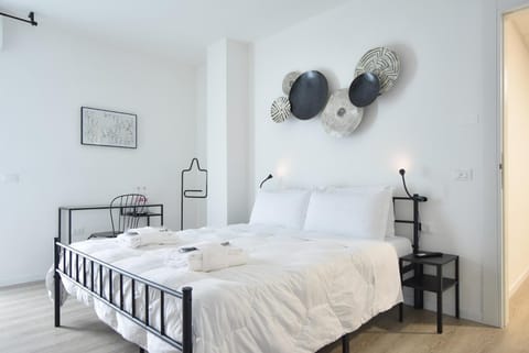 Bed, Bedroom, towels, air conditioner