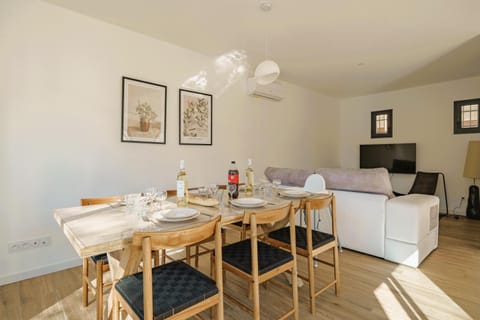 Communal lounge/ TV room, Living room, Seating area, Dining area, air conditioner