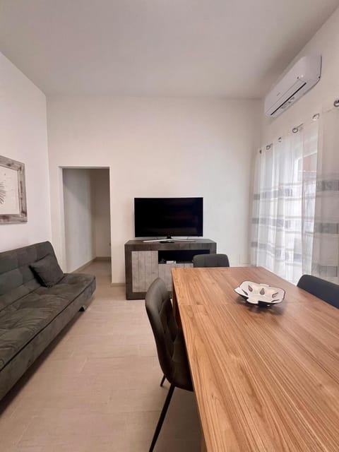 TV and multimedia, Living room, Dining area, air conditioner