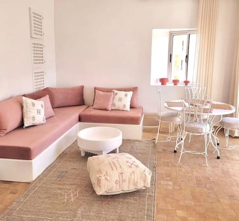 Living room, Seating area, Dining area, Family