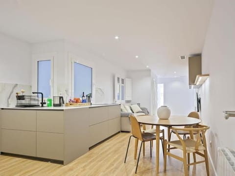 Coffee/tea facilities, Kitchen or kitchenette, Living room, Food and drinks, Seating area, Dining area, Drinks, minibar, oven