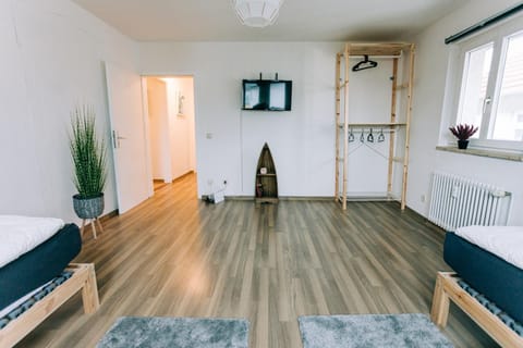 Bed, TV and multimedia, Living room, Photo of the whole room, Bedroom, internet