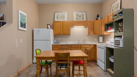 Kitchen or kitchenette, Dining area, oven, stove
