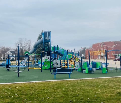 515Escape - Near downtown, private backyard, firepit, bbq, fun! House in Lake Geneva