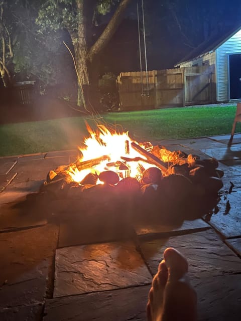 515Escape - Near downtown, private backyard, firepit, bbq, fun! House in Lake Geneva