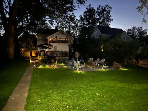 515Escape - Near downtown, private backyard, firepit, bbq, fun! House in Lake Geneva