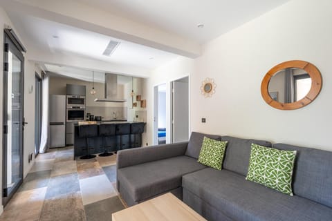 Living room, Seating area, Dining area, oven, stove