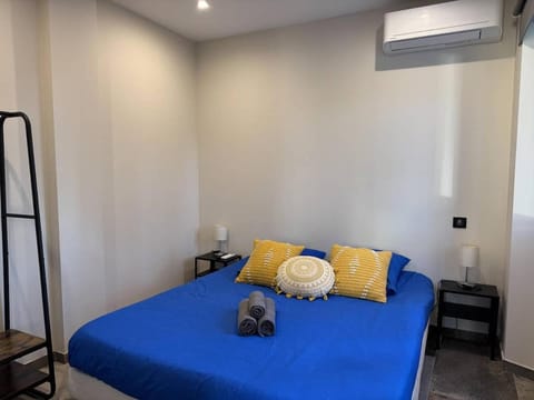 Bed, Photo of the whole room, Bedroom, air conditioner