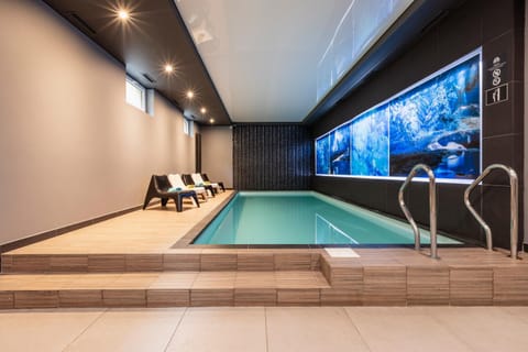 Swimming pool, sunbed, towels