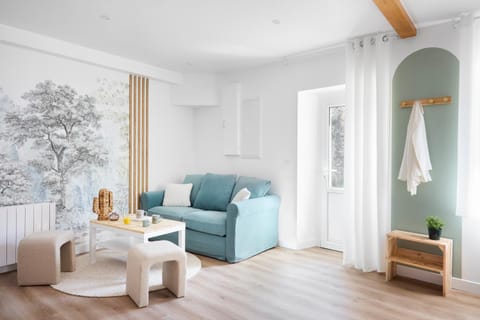 Facade/entrance, Living room, Decorative detail, heating