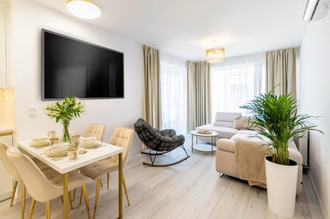 TV and multimedia, Photo of the whole room, Seating area, Dining area