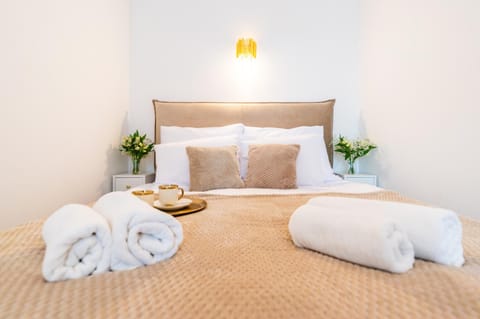 Bed, Photo of the whole room, Bedroom, towels