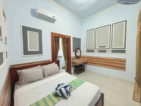 Bed, Photo of the whole room, Bedroom, towels, wardrobe, air conditioner