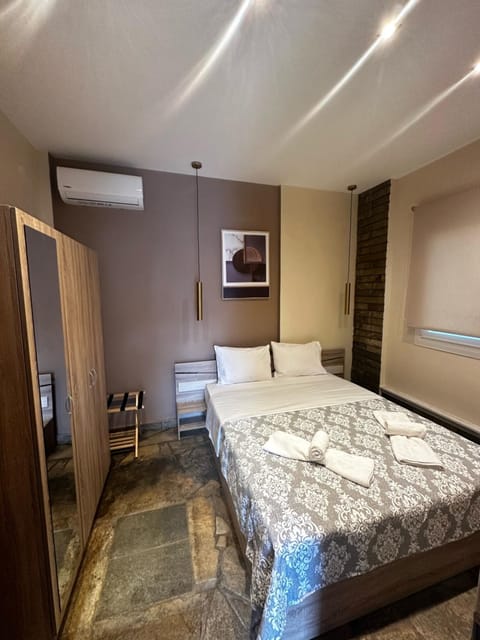 Bed, TV and multimedia, Photo of the whole room, Bedroom, wardrobe, air conditioner