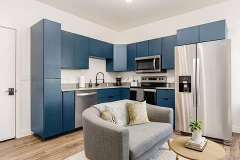 Kitchen or kitchenette, Living room, Seating area, oven, stove