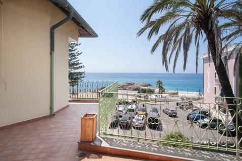 Wonderful flat by sea chez Monique House in Bordighera