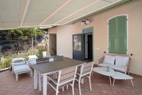Wonderful flat by sea chez Monique House in Bordighera