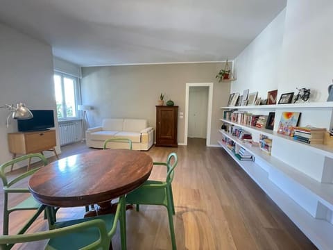 Bed, Living room, Seating area, Dining area