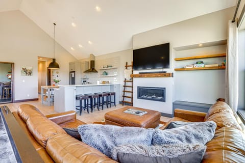 Hot Tub and Mtn Views Townhome in Granby! House in Granby