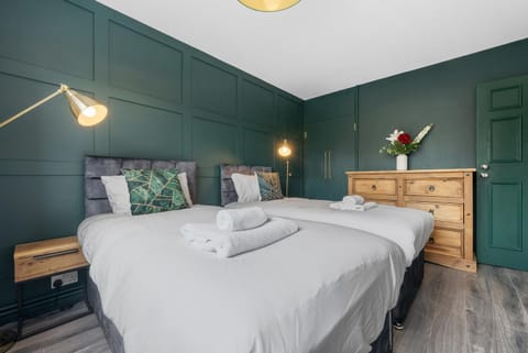 Bed, Photo of the whole room, Bedroom, towels