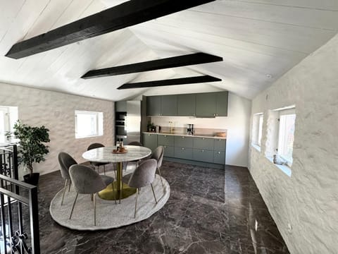 Kitchen or kitchenette, Seating area, Dining area, stove