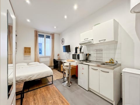 Bed, Coffee/tea facilities, Kitchen or kitchenette, Photo of the whole room, Dining area, Bedroom, oven, stove