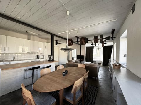 Kitchen or kitchenette, Living room, Seating area, Dining area, stove