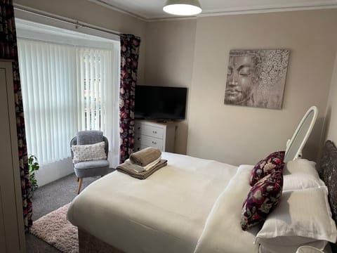Bed, TV and multimedia, Bedroom
