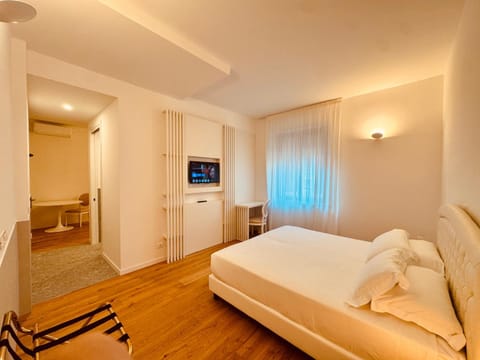 Bed, TV and multimedia, Photo of the whole room, Seating area, Bedroom