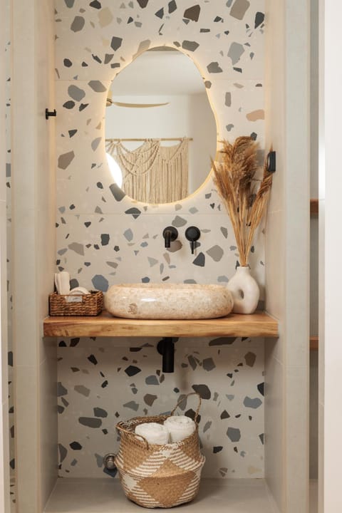 Bathroom, Decorative detail, towels