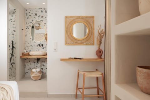 Toilet, Bathroom, Decorative detail