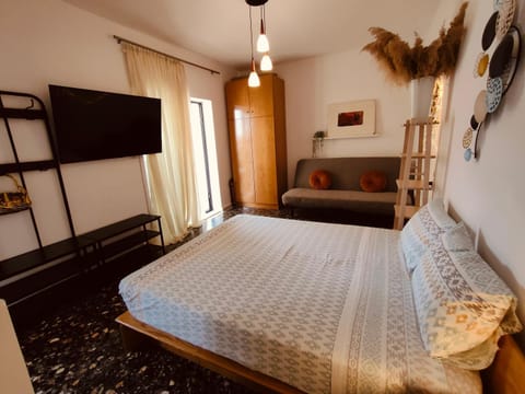 Bed, TV and multimedia, Photo of the whole room, Bedroom