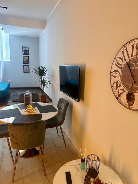 Communal lounge/ TV room, TV and multimedia, Living room, Seating area, Dining area, Evening entertainment