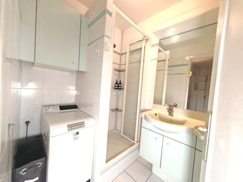 Bathroom, washing machine