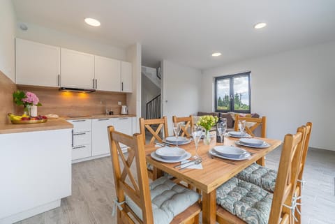 Kitchen or kitchenette, Seating area